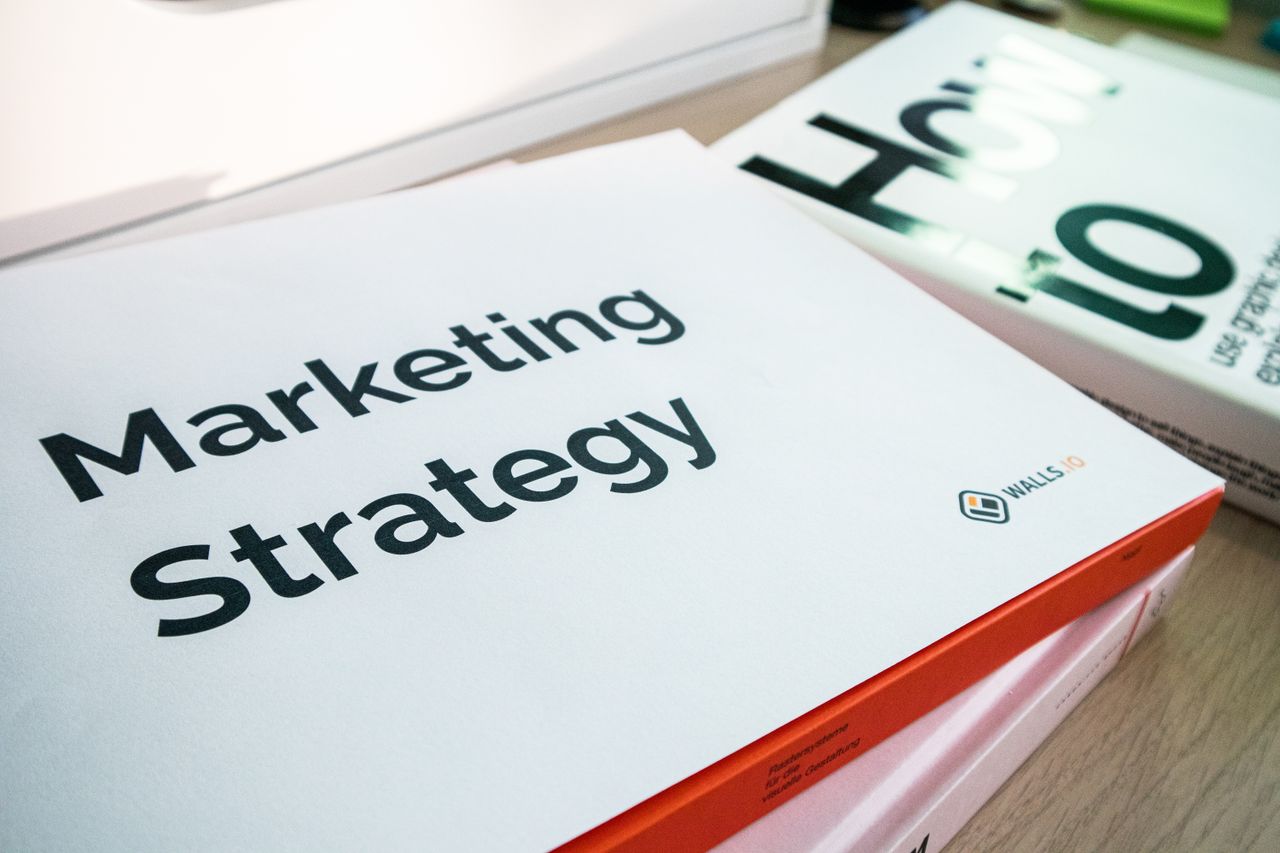 créatif A close-up look at marketing strategy documents, with strong emphasis on the text, well suited to business and finance content.