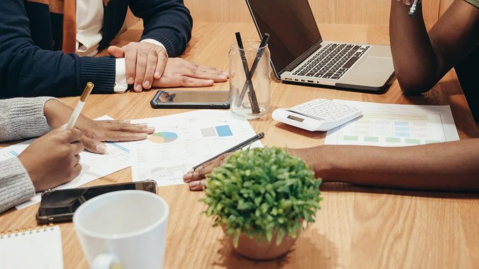 digital Un document de stratégie marketing posé sur un bureau, mettant en avant les essentiels de la planification d’entreprise.